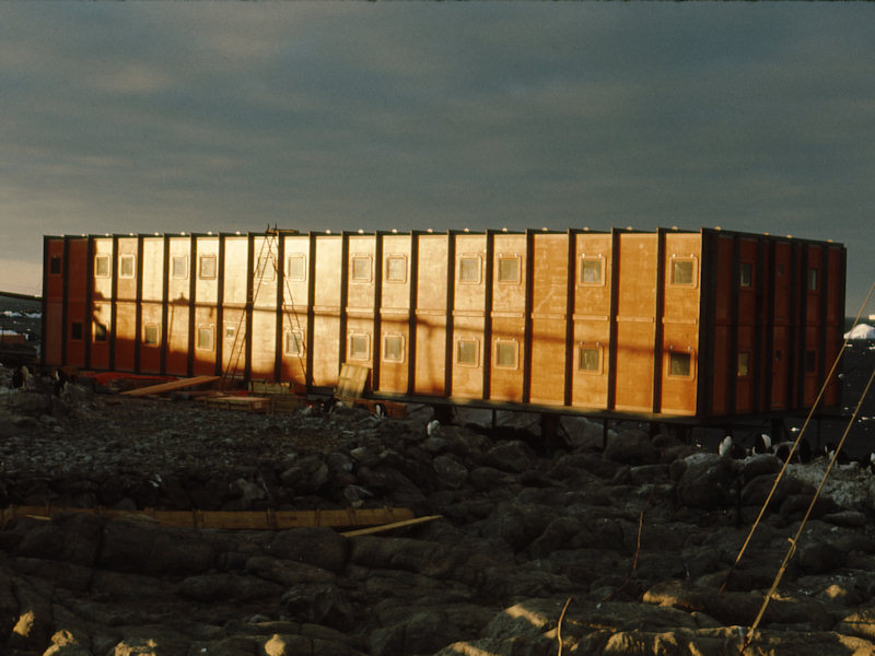 New building for the wintering party and hospital