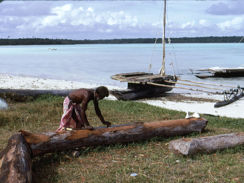 Ile des Pins, un tailleur de tronc