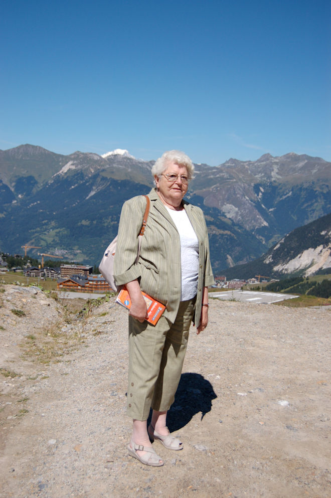 Geneviève à Couchevel, en arrière-plan, le Mont-Blanc (Photo Claude Launay)