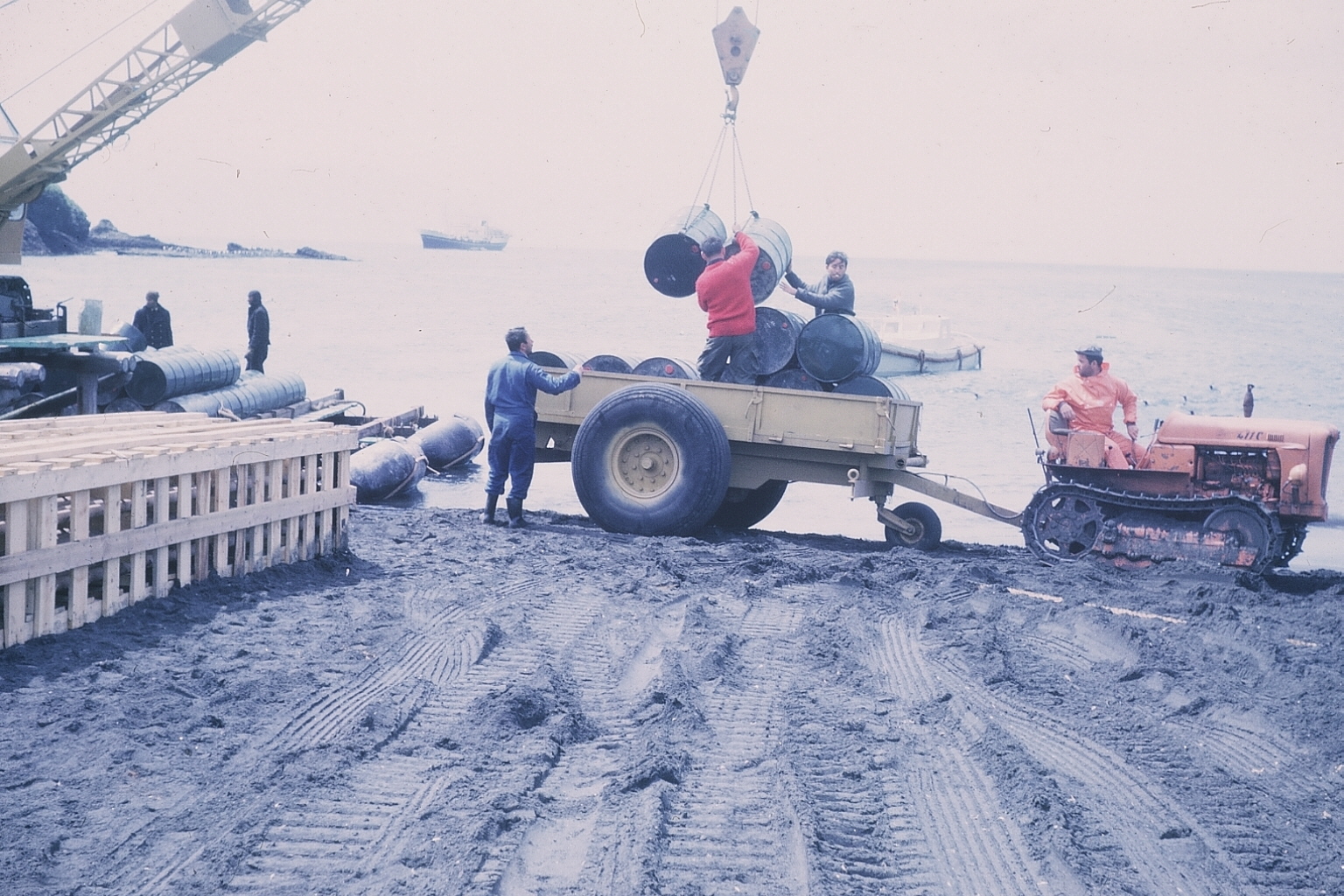 Crozet - Débarquement des fûts