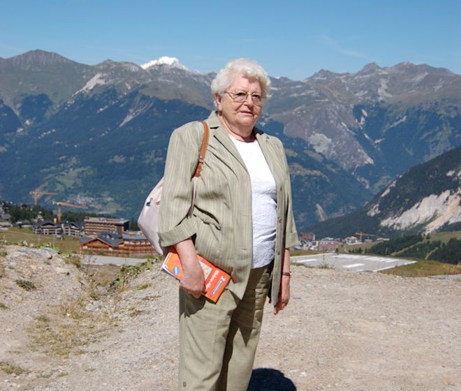 Geneviève à Couchevel, en arrière-plan, le Mont-Blanc (Photo Claude Launay)