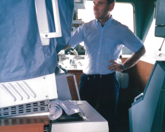 Le capitaine Barbarin à la passerelle de l'Austral