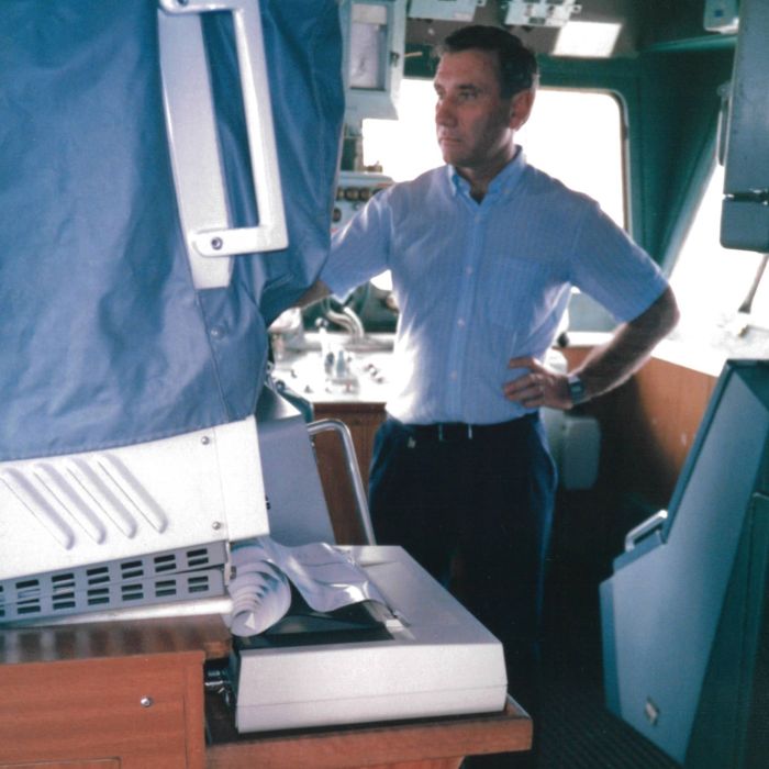 Le capitaine Barbarin à la passerelle de l'Austral