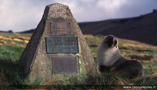 plaques_commemoratives_sur_une_borne_a_crozet